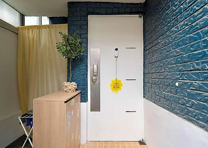 New! Urban Hideout #4beds #newlyremodeled #cookingavailable #family #gathering #mangwonhongdae Hotel 3*