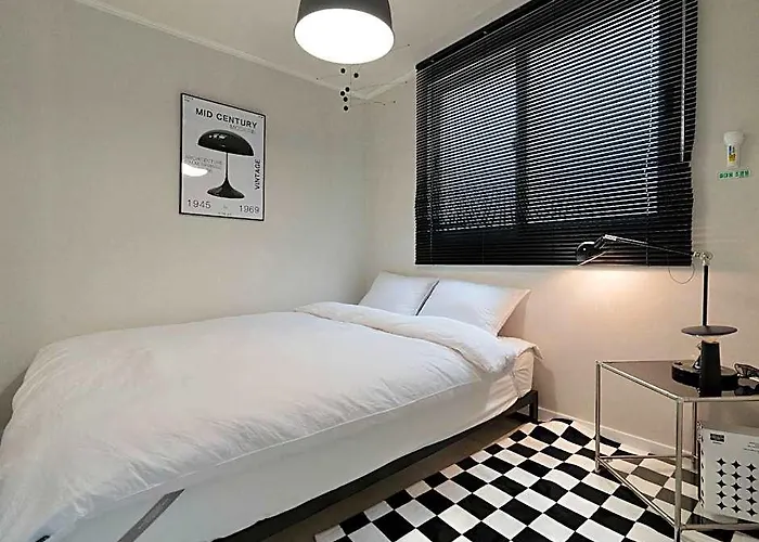 Hotel New! Urban Hideout #4beds #newlyremodeled #cookingavailable #family #gathering #mangwonhongdae Seoel