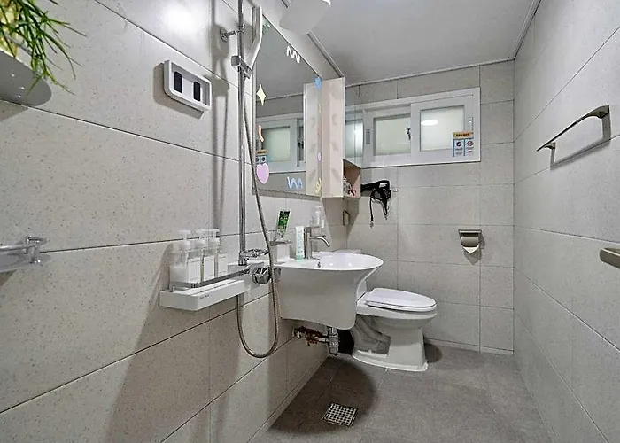 New! Urban Hideout #4beds #newlyremodeled #cookingavailable #family #gathering #mangwonhongdae 3*