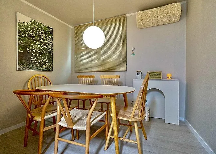 Hotel New! Urban Hideout #4beds #newlyremodeled #cookingavailable #family #gathering #mangwonhongdae Seoel